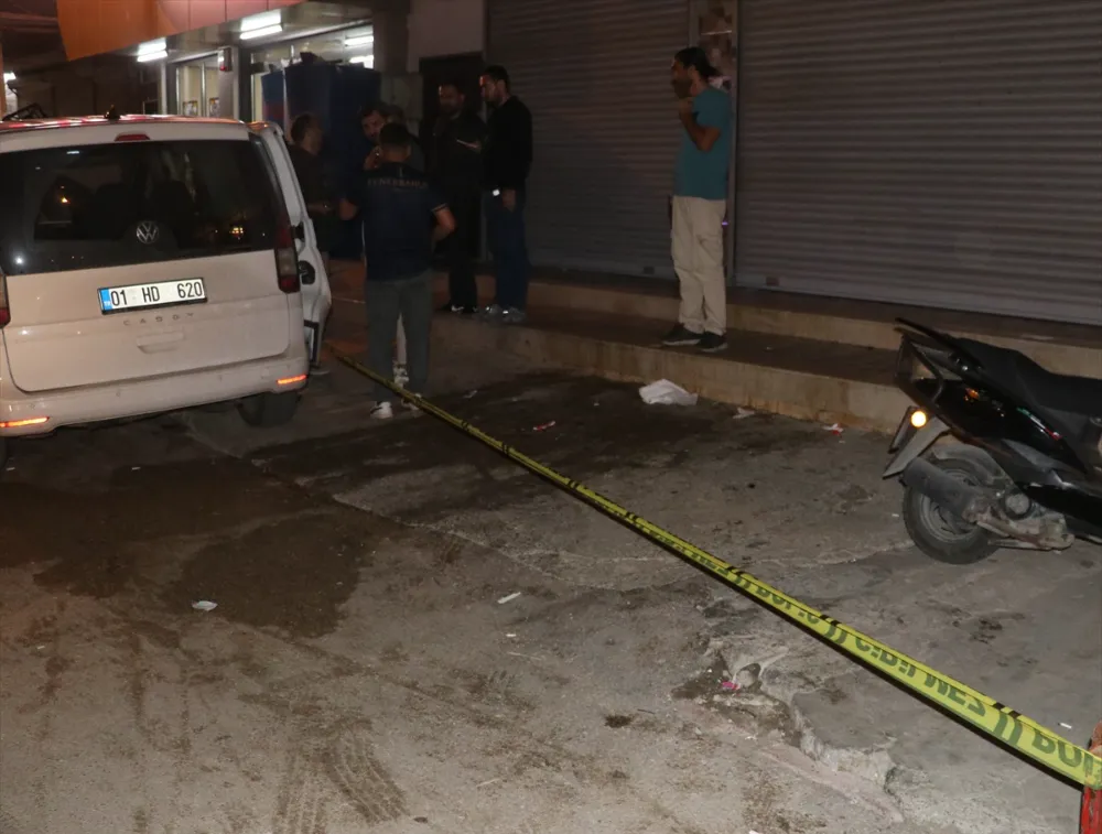 Adana'da iş yerinde silahlı saldırıya uğrayan genç ağır yaralandı.