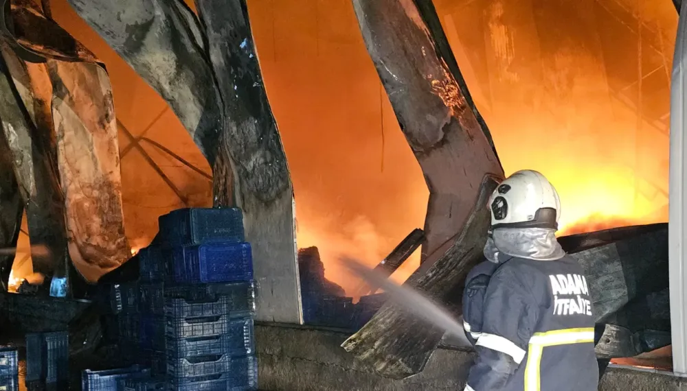 Adana'da halde çıkan yangında 22 iş yeri kullanılamaz hale geldi