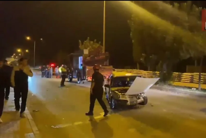 Adana'da İki Otomobil Kafa Kafaya Çarpıştı..7 Yaralı