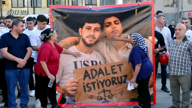 Adana’da 2 gencin öldüğü kazada aileler isyan etti! “Bu bir kaza değil, cinayet”