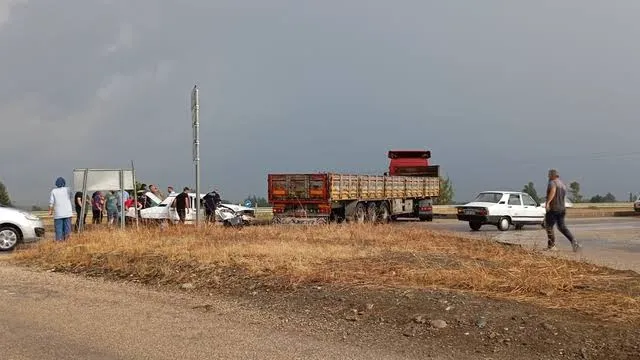 Adana'da kamyon ile çarpışan otomobildeki 4 kişi yaralandı