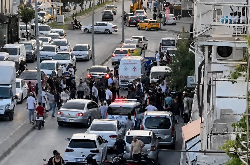 Adana Yüreğir... Husumetlisine Ateş Açtı, Yoldan Geçen 19 Yaşındaki Genç Hayatını Kaybetti