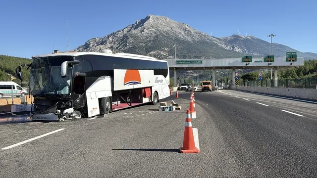 Yolcu Otobüsü Beton Bariyerlere Çarptı...5 Yaralı