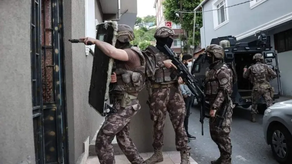 Adana’da belediyeye ait kulübede uyuşturucu satan zabıta tutuklandı